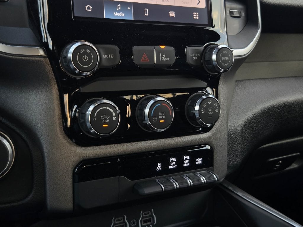 2027 RAM 1500 Big Horn/Lone Star
